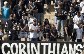 Torcida durante o treino do Corinthians realizado esta manh no Parque So Jorge. O prximo jogo do time ser quarta-feira, dia 05/05, no Pacaembu, contra o Flamengo, jogo de volta das oitavas de final da Taca Santander Libertadores da Amrica 2010; So Paulo, Brasil