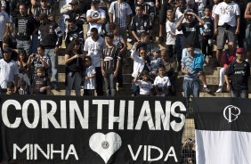 Torcida durante o treino do Corinthians realizado esta manh no Parque So Jorge. O prximo jogo do time ser quarta-feira, dia 05/05, no Pacaembu, contra o Flamengo, jogo de volta das oitavas de final da Taca Santander Libertadores da Amrica 2010; So Paulo, Brasil