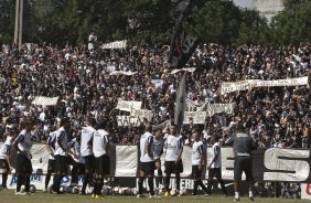 Torcida durante o treino do Corinthians realizado esta manh no Parque So Jorge. O prximo jogo do time ser quarta-feira, dia 05/05, no Pacaembu, contra o Flamengo, jogo de volta das oitavas de final da Taca Santander Libertadores da Amrica 2010; So Paulo, Brasil