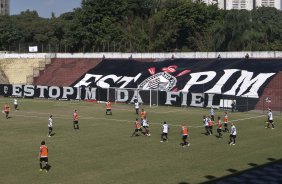 Torcida durante o treino do Corinthians realizado esta manh no Parque So Jorge. O prximo jogo do time ser quarta-feira, dia 05/05, no Pacaembu, contra o Flamengo, jogo de volta das oitavas de final da Taca Santander Libertadores da Amrica 2010; So Paulo, Brasil