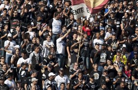 Torcida durante o treino do Corinthians realizado esta manh no Parque So Jorge. O prximo jogo do time ser quarta-feira, dia 05/05, no Pacaembu, contra o Flamengo, jogo de volta das oitavas de final da Taca Santander Libertadores da Amrica 2010; So Paulo, Brasil