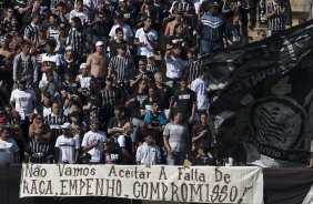 Torcida durante o treino do Corinthians realizado esta manh no Parque So Jorge. O prximo jogo do time ser quarta-feira, dia 05/05, no Pacaembu, contra o Flamengo, jogo de volta das oitavas de final da Taca Santander Libertadores da Amrica 2010; So Paulo, Brasil