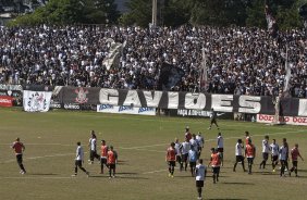 Torcida durante o treino do Corinthians realizado esta manh no Parque So Jorge. O prximo jogo do time ser quarta-feira, dia 05/05, no Pacaembu, contra o Flamengo, jogo de volta das oitavas de final da Taca Santander Libertadores da Amrica 2010; So Paulo, Brasil