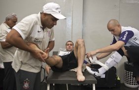 Danilo e Julio Cesar nos vestirios antes da partida entre Corinthians x Flamengo vlida pela Copa Santander Libertadores realizada no estdio do Pacaembu