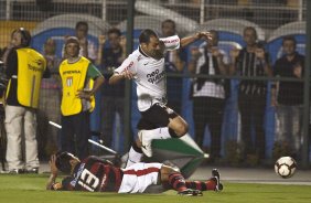 Danilo e Maldonado durante partida entre Corinthians x Flamengo válida pela Copa Santander Libertadores realizada no estádio do Pacaembu