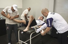 Danilo, na maca, e Julio Cesar nos vestirios antes da partida entre Corinthians x Flamengo vlida pela Copa Santander Libertadores realizada no estdio do Pacaembu