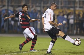 David faz gol contra com Ronald na jogada durante partida entre Corinthians x Flamengo vlida pela Copa Santander Libertadores realizada no estdio do Pacaembu