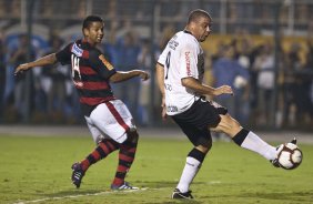 David faz gol contra com Ronald na jogada durante partida entre Corinthians x Flamengo válida pela Copa Santander Libertadores realizada no estádio do Pacaembu