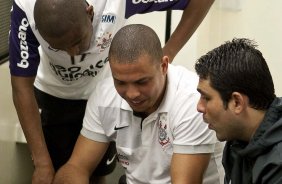 Elias; Ronaldo e o fisioterapeuta Bruno Mazziotti nos vestirios antes da partida entre Corinthians x Flamengo vlida pela Copa Santander Libertadores realizada no estdio do Pacaembu