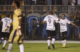 Ronaldo comemora seu gol com Dentinho durante partida entre Corinthians x Flamengo vlida pela Copa Santander Libertadores realizada no estdio do Pacaembu