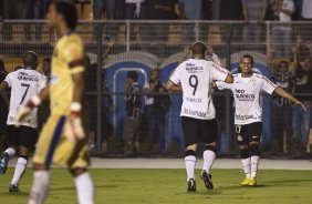 Ronaldo comemora seu gol com Dentinho durante partida entre Corinthians x Flamengo válida pela Copa Santander Libertadores realizada no estádio do Pacaembu