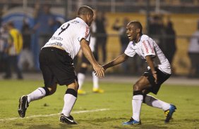 Ronaldo comemora seu gol com Elias durante partida entre Corinthians x Flamengo válida pela Copa Santander Libertadores realizada no estádio do Pacaembu