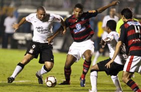 Ronaldo e David durante partida entre Corinthians x Flamengo válida pela Copa Santander Libertadores realizada no estádio do Pacaembu