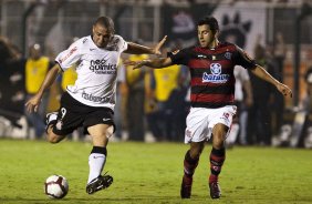 Ronaldo e Maldonado durante partida entre Corinthians x Flamengo válida pela Copa Santander Libertadores realizada no estádio do Pacaembu