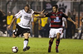 Ronaldo e Maldonado durante partida entre Corinthians x Flamengo vlida pela Copa Santander Libertadores realizada no estdio do Pacaembu