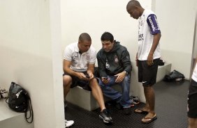 Ronaldo; o fisioterapeuta Bruno Mazziotti e Elias nos vestirios antes da partida entre Corinthians x Flamengo vlida pela Copa Santander Libertadores realizada no estdio do Pacaembu