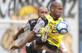 Alessandro, atras, e Souza durante o treino do Corinthians realizado esta manh no Parque So Jorge. O prximo jogo do time ser amanh, domingo, dia 09/05, no Pacaembu, contra o Atltico Paranaense, na abertura do Campeonato Brasileiro de 2010; So Paulo, Brasil