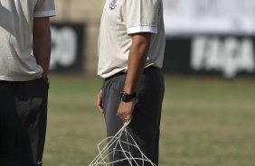 Daniel Portella, fisiologista, e o novo preparador fsico Eduardo Silva(d) durante o treino do Corinthians realizado esta manh no Parque So Jorge. O prximo jogo do time ser amanh, domingo, dia 09/05, no Pacaembu, contra o Atltico Paranaense, na abertura do Campeonato Brasileiro de 2010; So Paulo, Brasil