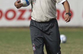 Edu Silva, o novo preparador fsico durante o treino do Corinthians realizado esta manh no Parque So Jorge. O prximo jogo do time ser amanh, domingo, dia 09/05, no Pacaembu, contra o Atltico Paranaense, na abertura do Campeonato Brasileiro de 2010; So Paulo, Brasil