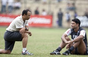 Eduardo Silva, o novo preparador fisico, e William durante o treino do Corinthians realizado esta manh no Parque So Jorge. O prximo jogo do time ser amanh, domingo, dia 09/05, no Pacaembu, contra o Atltico Paranaense, na abertura do Campeonato Brasileiro de 2010; So Paulo, Brasil