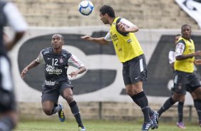 Elias e Leandro Castn durante o treino do Corinthians realizado esta manh no Parque So Jorge. O prximo jogo do time ser amanh, domingo, dia 09/05, no Pacaembu, contra o Atltico Paranaense, na abertura do Campeonato Brasileiro de 2010; So Paulo, Brasil