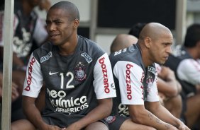 Elias e Roberto Carlos durante o treino do Corinthians realizado esta manh no Parque So Jorge. O prximo jogo do time ser amanh, domingo, dia 09/05, no Pacaembu, contra o Atltico Paranaense, na abertura do Campeonato Brasileiro de 2010; So Paulo, Brasil