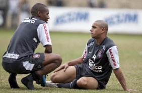 Elias e Roberto Carlos durante o treino do Corinthians realizado esta manh no Parque So Jorge. O prximo jogo do time ser amanh, domingo, dia 09/05, no Pacaembu, contra o Atltico Paranaense, na abertura do Campeonato Brasileiro de 2010; So Paulo, Brasil