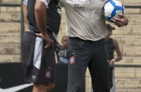 Mano Menezes e Ronaldo durante o treino do Corinthians realizado esta manh no Parque So Jorge. O prximo jogo do time ser amanh, domingo, dia 09/05, no Pacaembu, contra o Atltico Paranaense, na abertura do Campeonato Brasileiro de 2010; So Paulo, Brasil