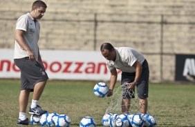 O auxiliar de preparao fisica Luis Claudio Lula da Silva e o novo preparador fsico Eduardo Silva(d) durante o treino do Corinthians realizado esta manh no Parque So Jorge. O prximo jogo do time ser amanh, domingo, dia 09/05, no Pacaembu, contra o Atltico Paranaense, na abertura do Campeonato Brasileiro de 2010; So Paulo, Brasil