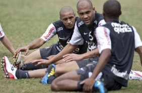 Roberto Carlos, Souza e Elias, de costas,durante o treino do Corinthians realizado esta manh no Parque So Jorge. O prximo jogo do time ser amanh, domingo, dia 09/05, no Pacaembu, contra o Atltico Paranaense, na abertura do Campeonato Brasileiro de 2010; So Paulo, Brasil