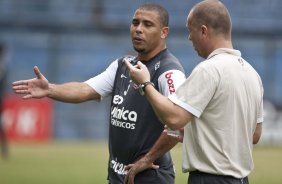 Ronald e Mano Menezes durante o treino do Corinthians realizado esta tarde no Parque So Jorge. O prximo jogo do time ser domingo, dia 09/05, no Pacaembu, contra o Atltico Paranaense, na abertura do Campeonato Brasileiro de 2010; So Paulo, Brasil