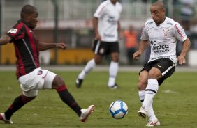 Alan Bahia e Roberto Carlos durante partida entre Corinthians x Atltico-PR vlida pela 1 rodada do Campeonato Brasileiro 2010, realizada no estdio do Pacaembu