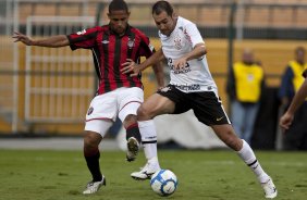 Bruno Costa e Danilo durante partida entre Corinthians x Atltico-PR vlida pela 1 rodada do Campeonato Brasileiro 2010, realizada no estdio do Pacaembu