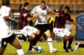 Chico; Ronaldo e Leandro durante partida entre Corinthians x Atltico-PR vlida pela 1 rodada do Campeonato Brasileiro 2010, realizada no estdio do Pacaembu