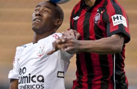 Elias e Marcio Azevedo durante partida entre Corinthians x Atltico-PR vlida pela 1 rodada do Campeonato Brasileiro 2010, realizada no estdio do Pacaembu