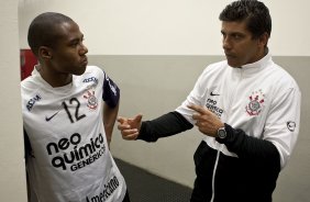 Elias e Sidnei Lobo, auxiliar de Mano Menezes, nos vestiários antes da partida entre Corinthians x Atlético-PR válida pela 1ª rodada do Campeonato Brasileiro 2010, realizada no estádio do Pacaembu