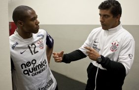 Elias e Sidnei Lobo, auxiliar de Mano Menezes, nos vestirios antes da partida entre Corinthians x Atltico-PR vlida pela 1 rodada do Campeonato Brasileiro 2010, realizada no estdio do Pacaembu