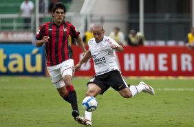 Javier Toledo e Roberto Carlos durante partida entre Corinthians x Atltico-PR vlida pela 1 rodada do Campeonato Brasileiro 2010, realizada no estdio do Pacaembu