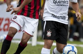 Javier Toledo e Ronaldo durante partida entre Corinthians x Atltico-PR vlida pela 1 rodada do Campeonato Brasileiro 2010, realizada no estdio do Pacaembu