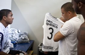 Jorge Henerique e Ronaldo olham a nova camisa do Corinthians nos vestirios antes da partida entre Corinthians x Atltico-PR vlida pela 1 rodada do Campeonato Brasileiro 2010, realizada no estdio do Pacaembu