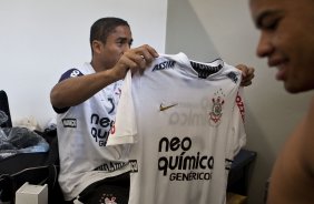 Jorge Henrique observa a nova camisa do Corinthians nos vestirios antes da partida entre Corinthians x Atltico-PR vlida pela 1 rodada do Campeonato Brasileiro 2010, realizada no estdio do Pacaembu