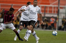 Leando; Danilo e Ronaldo durante partida entre Corinthians x Atltico-PR vlida pela 1 rodada do Campeonato Brasileiro 2010, realizada no estdio do Pacaembu