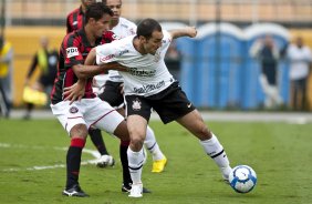 Leandro e Danilo durante partida entre Corinthians x Atltico-PR vlida pela 1 rodada do Campeonato Brasileiro 2010, realizada no estdio do Pacaembu