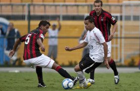 Leandro e Dentinho durante partida entre Corinthians x Atltico-PR vlida pela 1 rodada do Campeonato Brasileiro 2010, realizada no estdio do Pacaembu