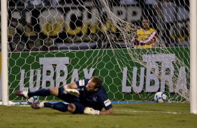 O goleiro Joo Carlos no segura o penalti chutado por Ronaldo durante partida entre Corinthians x Atltico-PR vlida pela 1 rodada do Campeonato Brasileiro 2010, realizada no estdio do Pacaembu