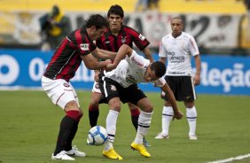 Rhodolfo e Dentinho durante partida entre Corinthians x Atltico-PR vlida pela 1 rodada do Campeonato Brasileiro 2010, realizada no estdio do Pacaembu