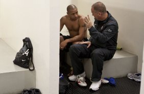 Roberto Carlos e Mano Menezes nos vestirios antes da partida entre Corinthians x Atltico-PR vlida pela 1 rodada do Campeonato Brasileiro 2010, realizada no estdio do Pacaembu