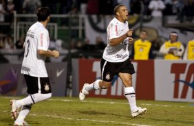 Ronaldo vibra com seu gol de penalti, o segundo do Corinthians durante partida entre Corinthians x Atltico-PR vlida pela 1 rodada do Campeonato Brasileiro 2010, realizada no estdio do Pacaembu