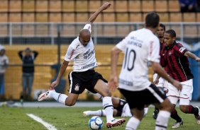 Souza chuta e faz o primeiro gol do Corinthians durante partida entre Corinthians x Atlético-PR válida pela 1ª rodada do Campeonato Brasileiro 2010, realizada no estádio do Pacaembu