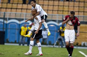 Souza que fez o primeiro gol do Corinthians comemora com Dentinho durante partida entre Corinthians x Atlético-PR válida pela 1ª rodada do Campeonato Brasileiro 2010, realizada no estádio do Pacaembu